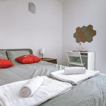 Seaside Room In A Peniche Townhouse Featuring A Private Bathroom And Shared Access To The Swimming Pool And Kitchen Atouguia Da Baleia Eksteriør billede