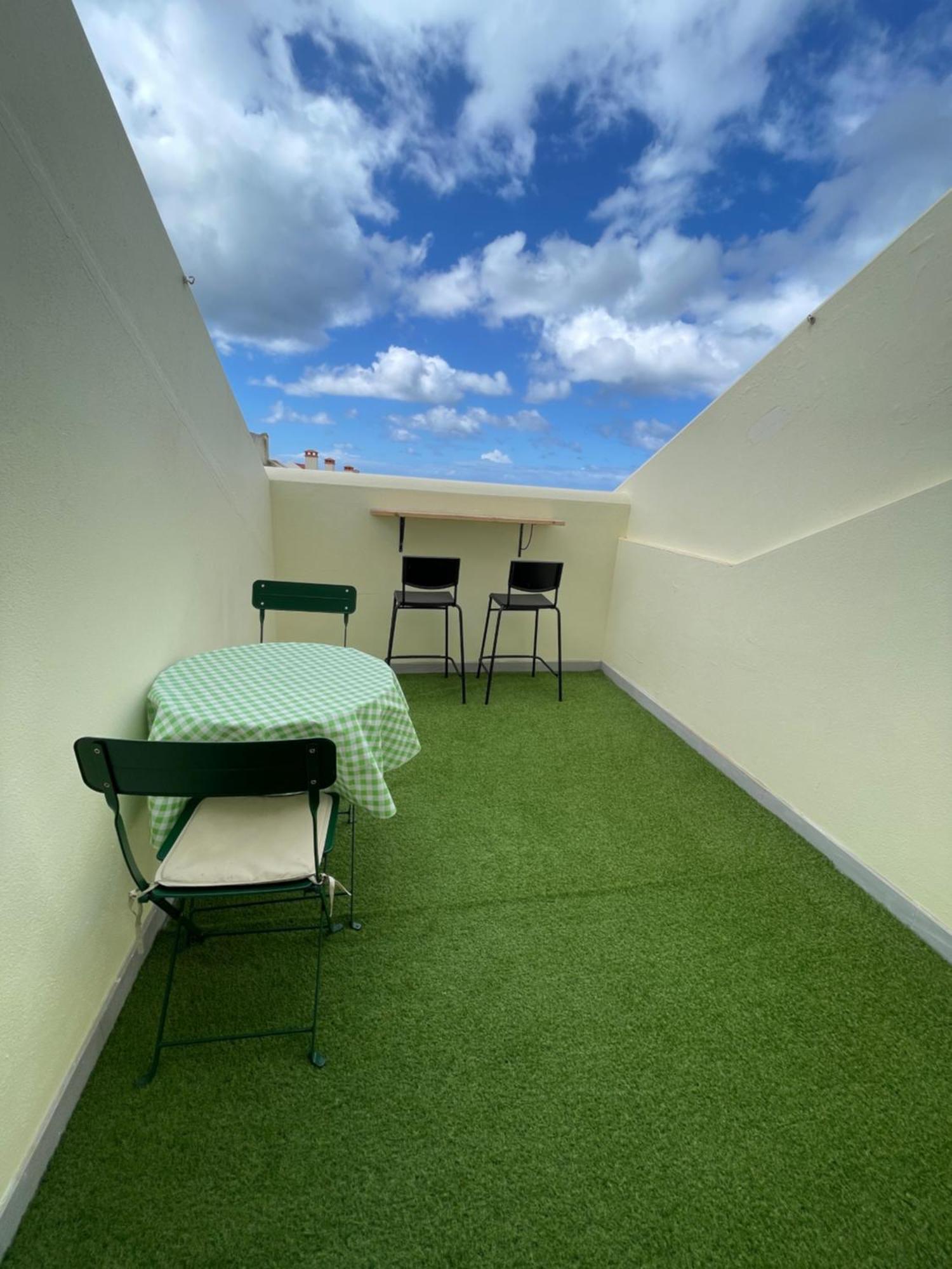 Seaside Room In A Peniche Townhouse Featuring A Private Bathroom And Shared Access To The Swimming Pool And Kitchen Atouguia Da Baleia Eksteriør billede